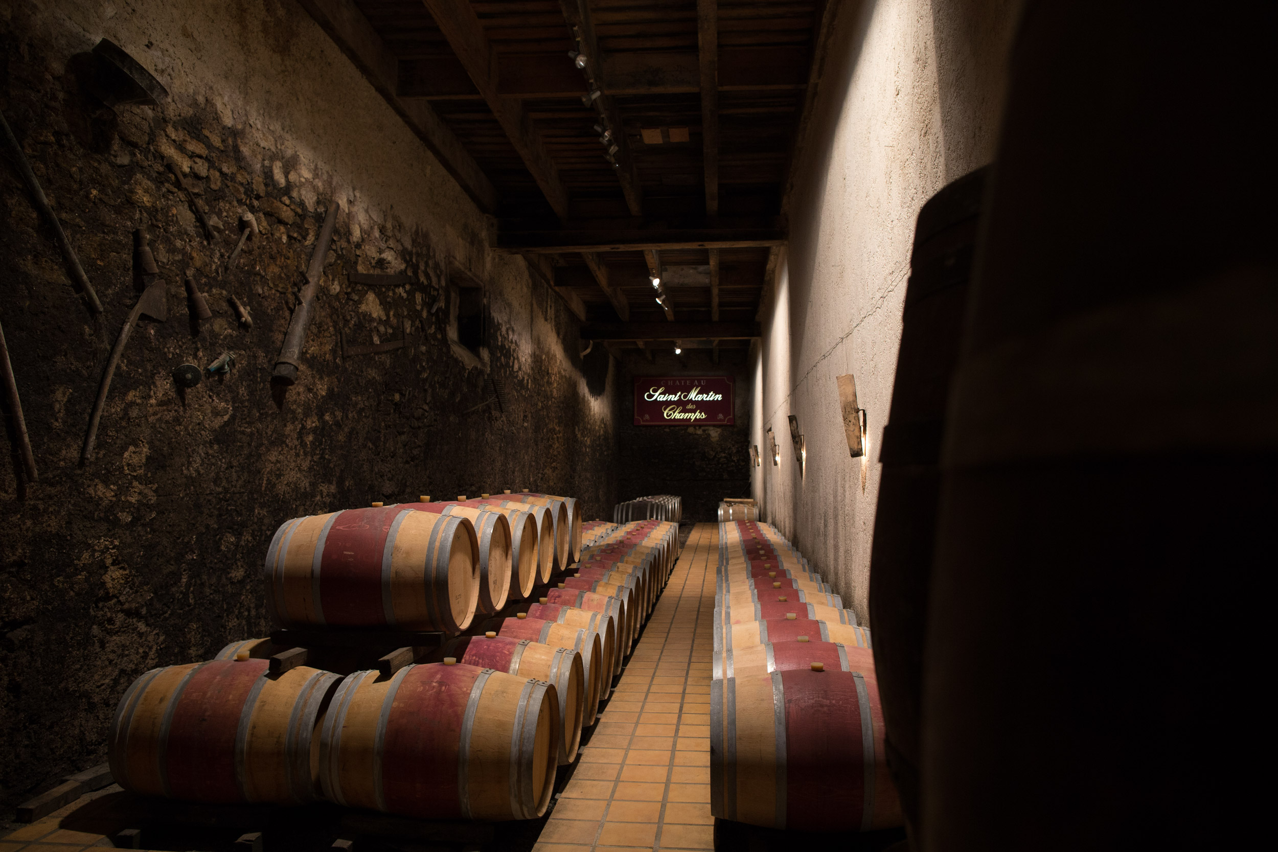 La cave du château saint martin des champs où se trouve nos vins en élevage de futs de chêne